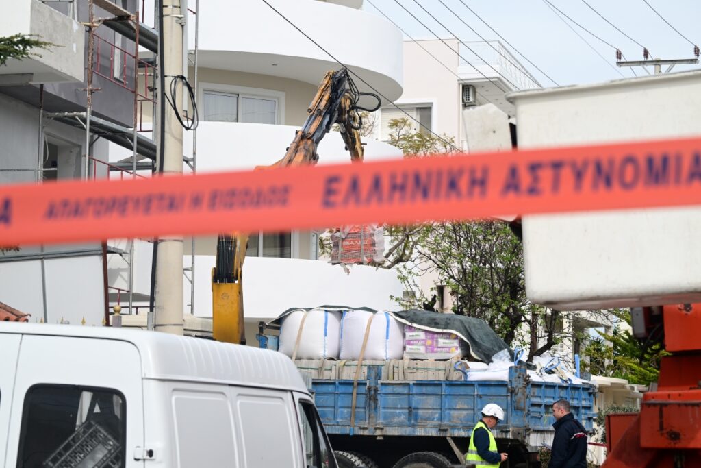 Εργατικό δυστύχημα στη Βούλα με έναν νεκρό. Γερανοφόρο όχημα ακούμπησε σε καλώδια υψηλής τάσης.