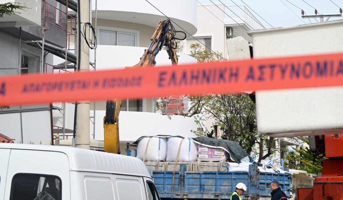 Εργατικό δυστύχημα στη Βούλα με έναν νεκρό. Γερανοφόρο όχημα ακούμπησε σε καλώδια υψηλής τάσης.