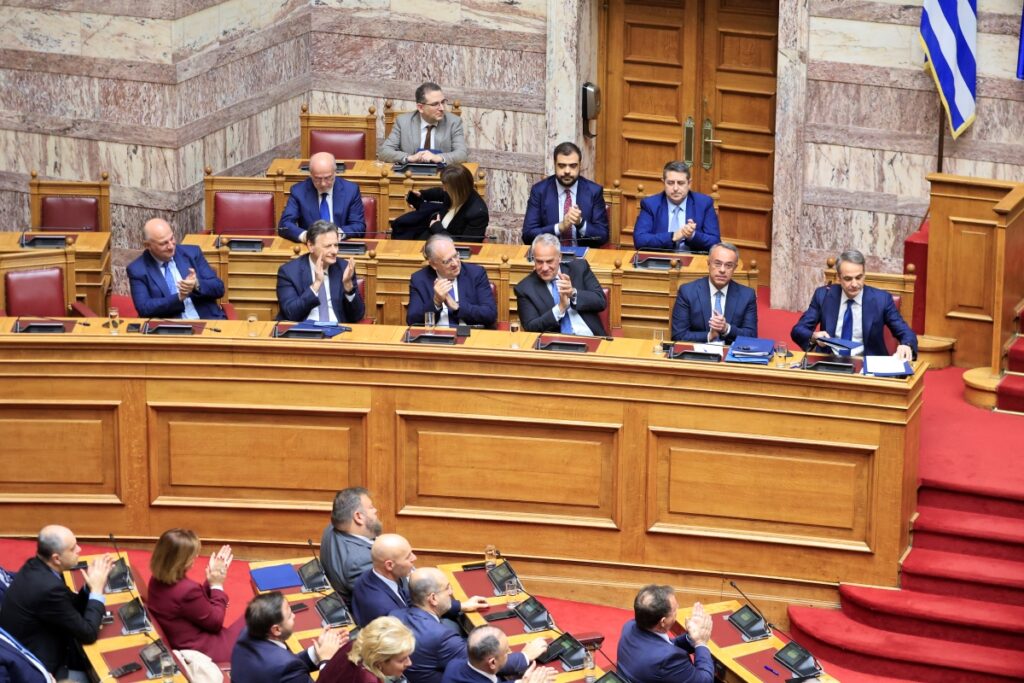 Ο Κυριάκος Μητσοτάκης και οι υπουργοί στα κυβερνητικά έδρανα στη συζήτηση για τα Τέμπη στη Βουλή