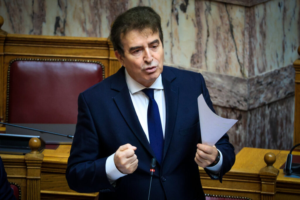 Ο Μιχάλης Χρυσοχοΐδης στη Βουλή