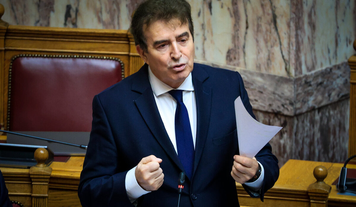 Ο Μιχάλης Χρυσοχοΐδης στη Βουλή