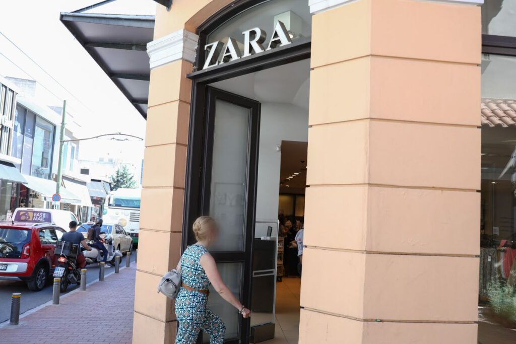 Σάλος με τα Zara: Nέα απαγόρευση για την εταιρεία – κολοσσό