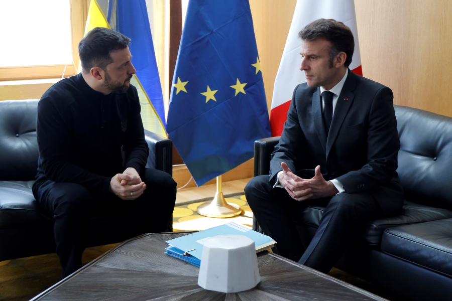 Συνάντηση Βολοντίμιρ Ζελένσκι και Εμανουέλ Μακρόν στο περιθώριο της Συνόδου Κορυφής.