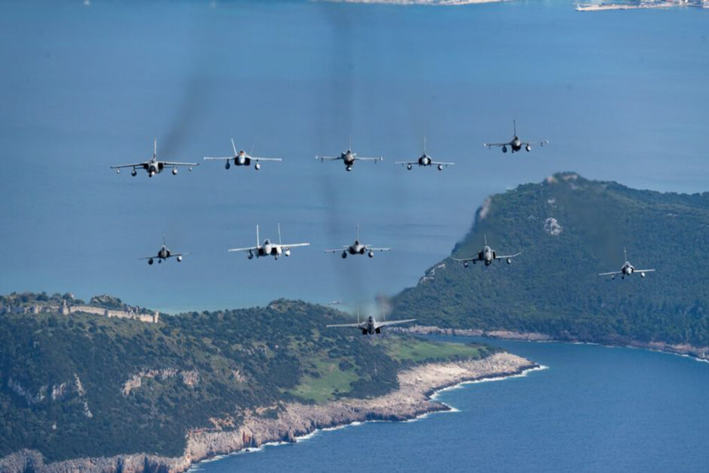 Ηνίοχος 2025: Εντυπωσιακές εικόνες από τους σχηματισμούς των μαχητικών αεροσκαφών