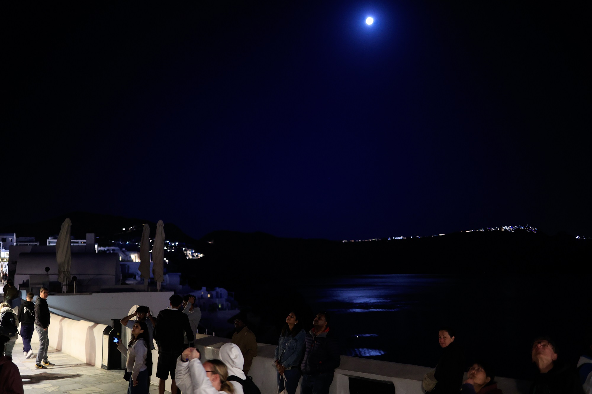 Πανσέληνος Απριλίου 2025: Το πασχαλινό φεγγάρι «έλουσε» τη Σαντορίνη