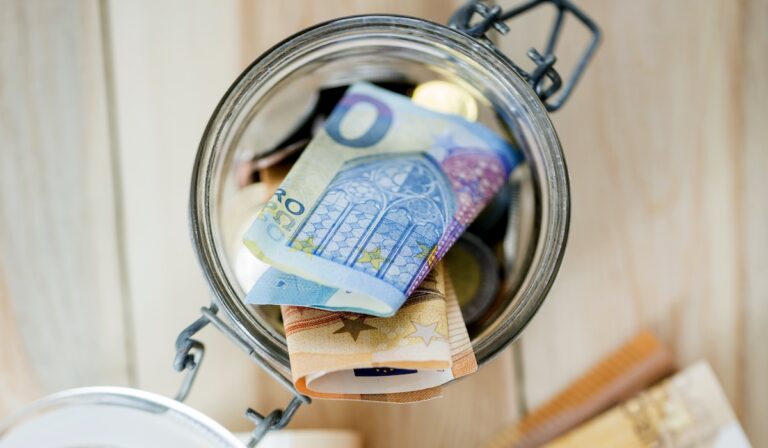 Αφορολόγητα «μπόνους» για μισθωτούς και συνταξιούχους – Όλη η λίστα της ΑΑΔΕ