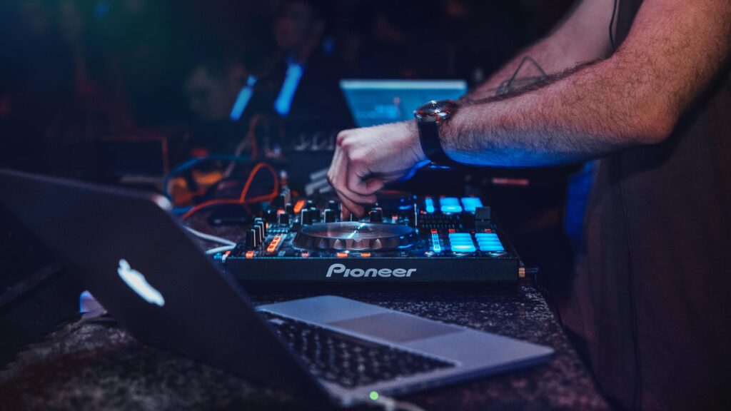 Ναύπακτος: Αιματηρός καυγάς μεταξύ DJs - Του έκοψε το αυτί για τα... ποσοστά