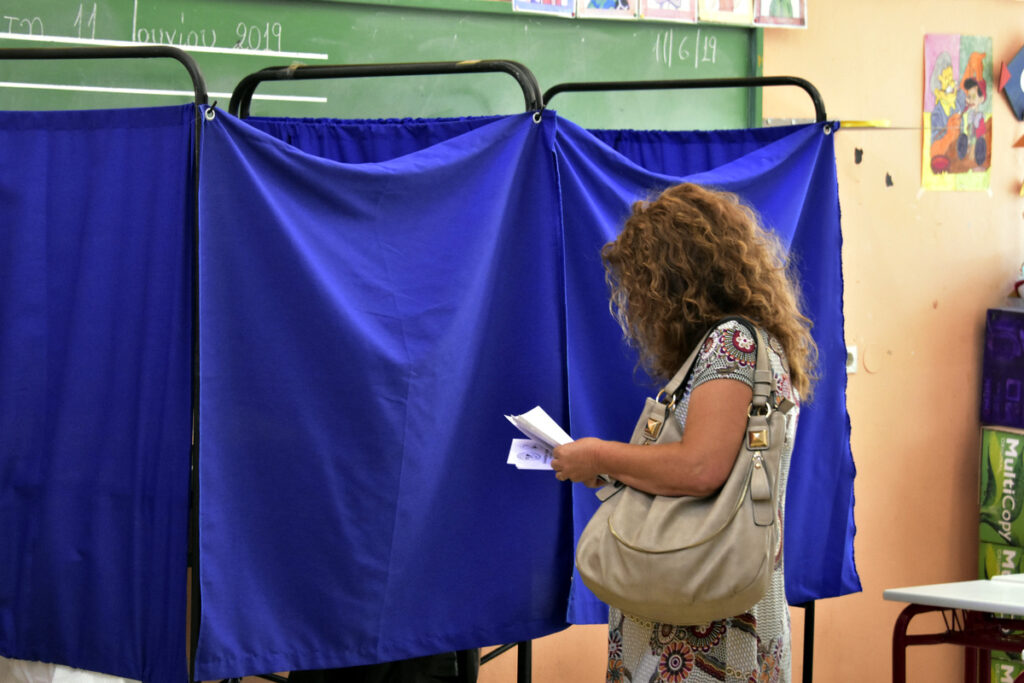 Δύσκολες οι κυλιόμενες δημοσκοπήσεις για την κυβέρνηση