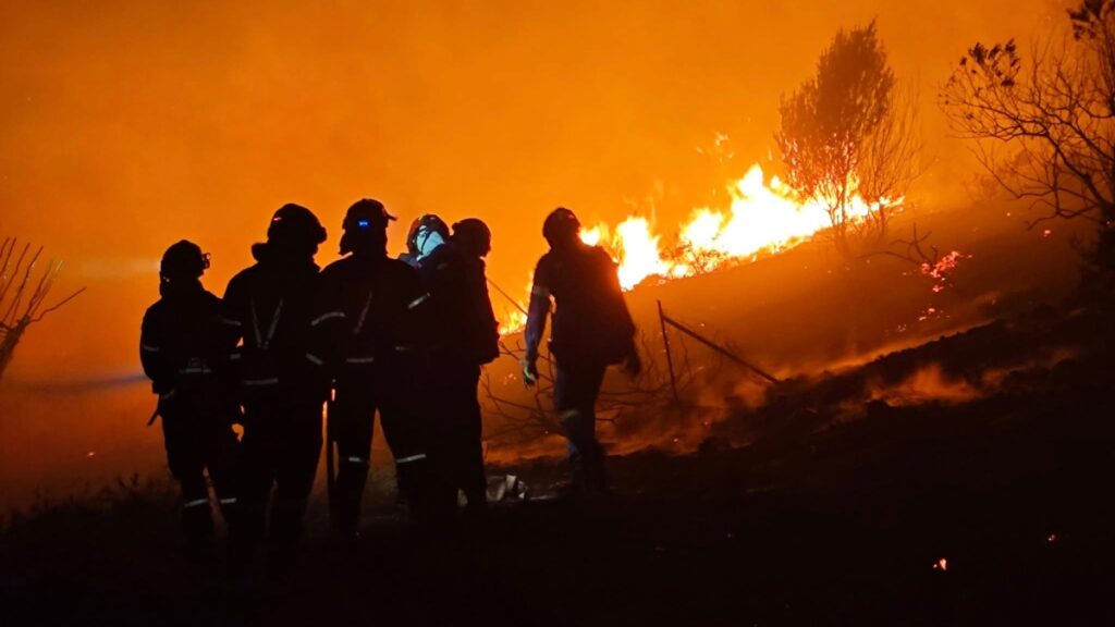 Υπό μερικό έλεγχο η φωτιά στην Κερατέα - Μάχη κόντρα στους ανέμους