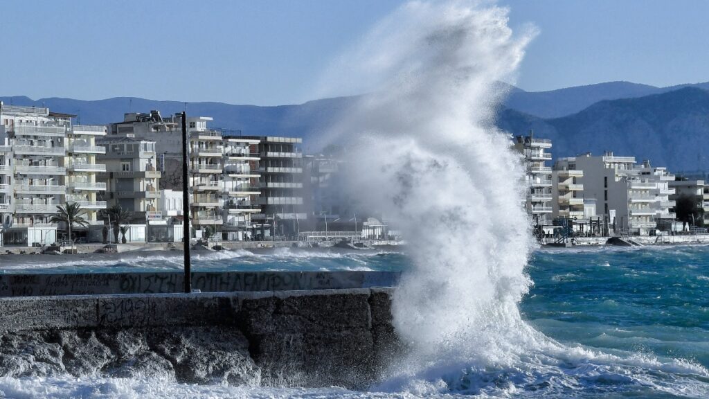 Φθινοπωρινός καιρός με «άγριους» ανέμους - Προειδοποίηση ΕΜΥ για 9 μποφόρ, πέφτει η θερμοκρασία