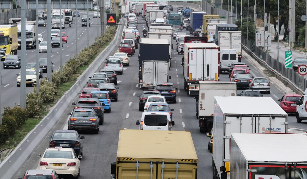 Τροχαίο και καθυστερήσεις στην Αττική Οδό: Μποτιλιάρισμα έως 20 λεπτά