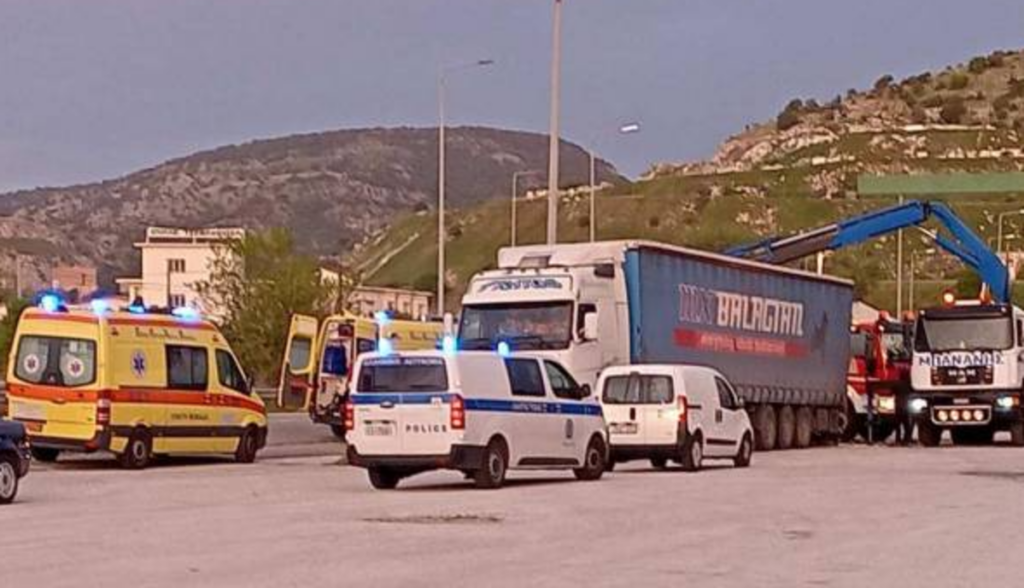 Τροχαίο στην Καβάλα: «Σφηνώθηκε» κάτω από νταλίκα 22χρονος συνοδηγός ΙΧ (Εικόνες)