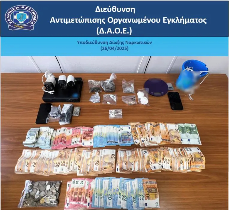 Εξαρθρώθηκε κύκλωμα ναρκωτικών - Έριξαν την «πραμάτεια» στην αποχέτευση για να γλιτώσουν (βίντεο)