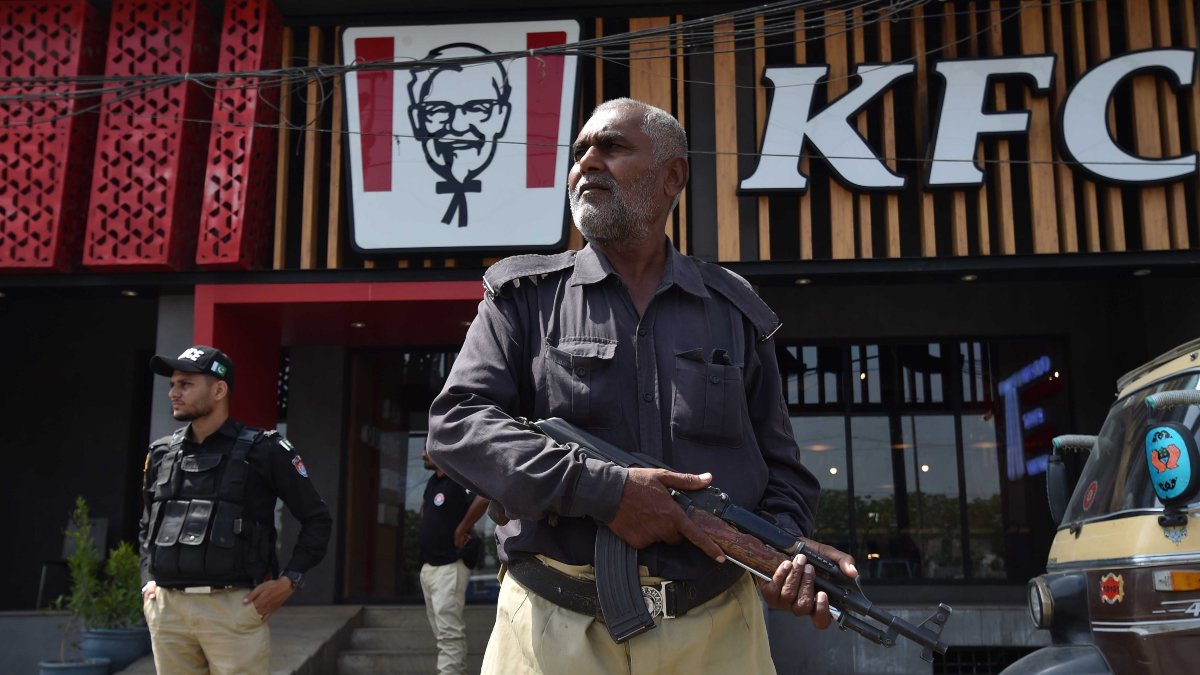 Οργή στο Πακιστάν για τα KFC - 160 συλλήψεις μετά τις αιματοβαμμένες διαδηλώσεις