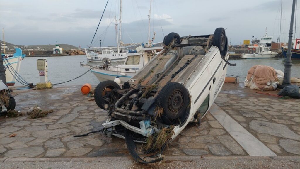 «Βούλιαξε» στη λάσπη η Πάρος - Εικόνες που θυμίζουν βομβαρδισμένο τοπίο