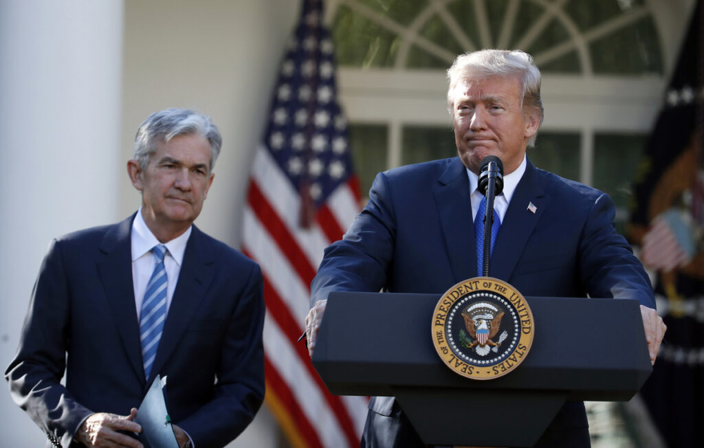 Προειδοποίηση Fed: Πιθανόν μεγαλύτερος ο αντίκτυπος των δασμών – Κόντρα με Τραμπ για τα επιτόκια
