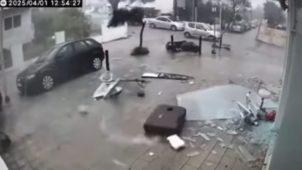 Ρόδος: Ανεμοστρόβιλος διαλύει ό,τι βρίσκει μπροστά του – Βίντεο ντοκουμέντο