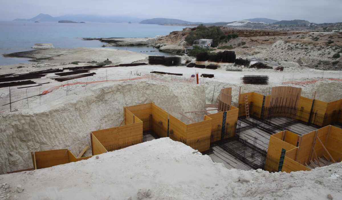 Εικόνες ντροπής στο Σαρακήνικο Μήλου: Πώς είναι σήμερα ο βράχος που έσκαψαν για να χτίσουν ξενοδοχείο