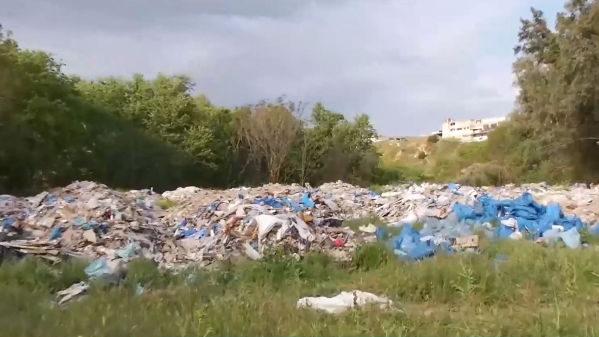 Τόνοι σκουπιδιών από το Τζάνειο «έφραξαν» τον Κηφισό – Εικόνες ντροπής