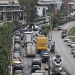 Σοβαρό τροχαίο στην Ποσειδώνος: Σύγκρουση μηχανής με φορτηγό - Στο «κόκκινο» η κίνηση