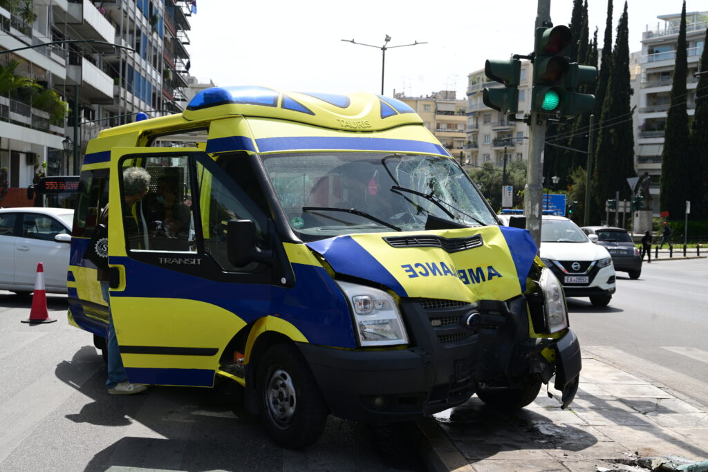 Ασθενοφόρο – «καμικάζι» στο Παγκράτι: Χτύπησε σε κολώνα και έπεσε σε πεζούς, 5 τραυματίες (βίντεο)