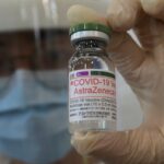 Φιαλίδιο με το εμβόλιο AstraZeneca.