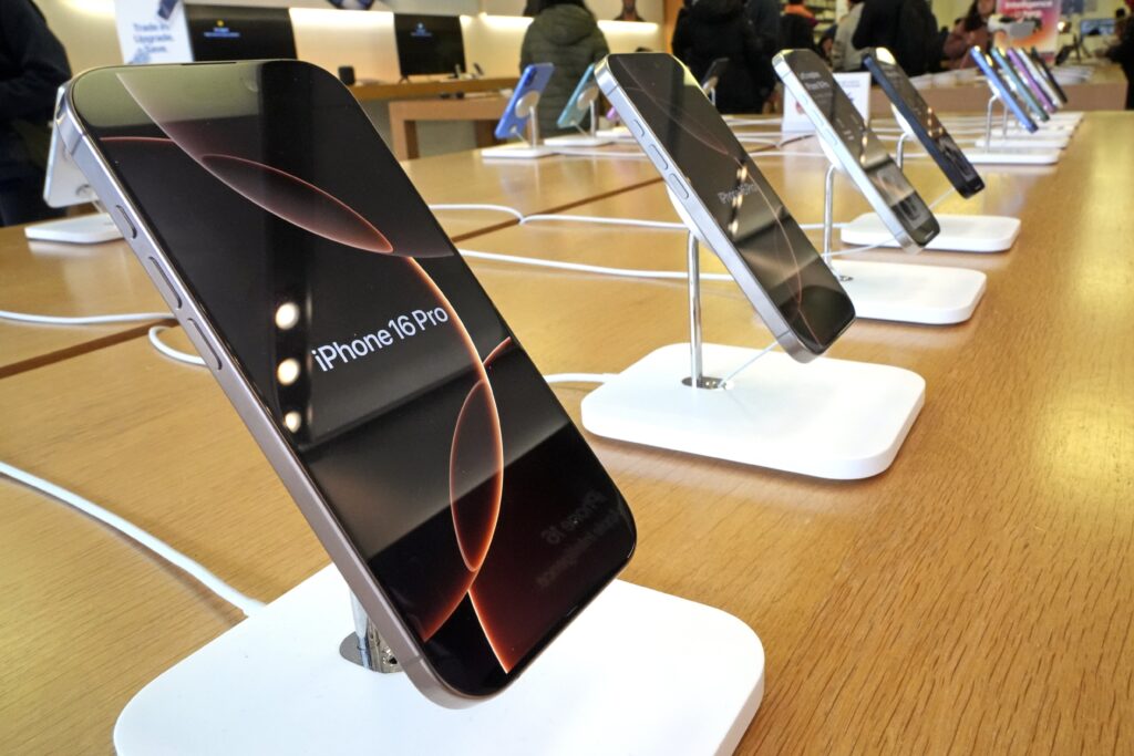 iPhone με 2.300 δολάρια: Οι δασμοί του Τραμπ πλήττουν βαριά την Apple