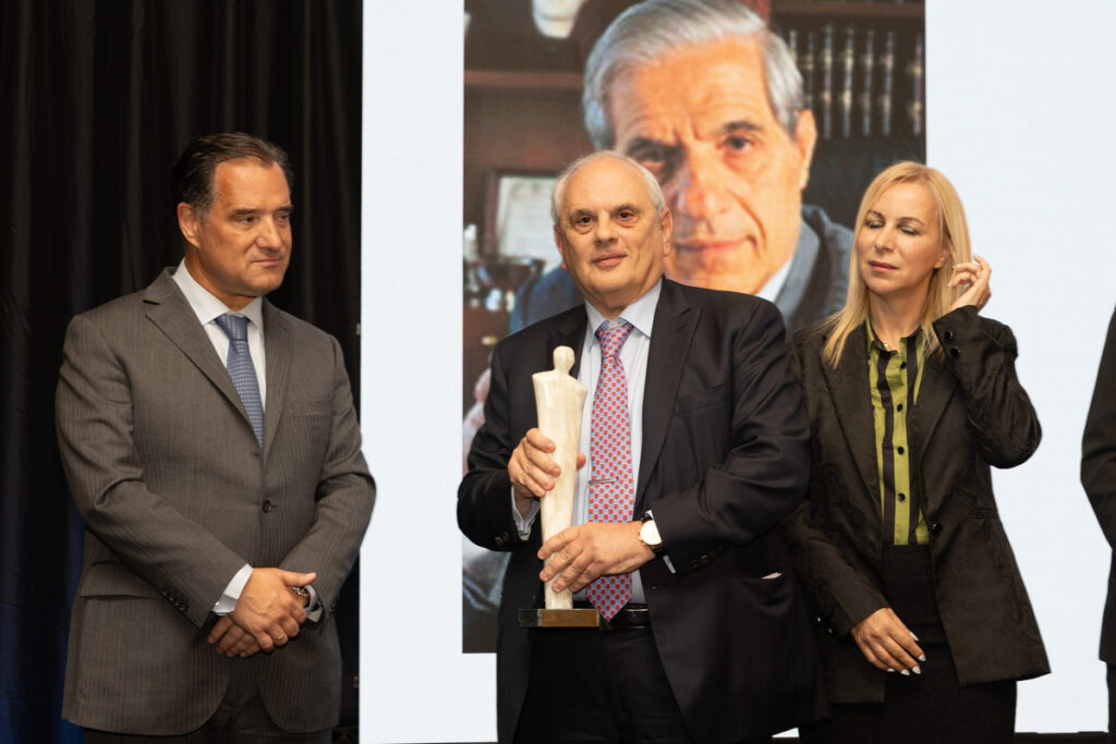 Ο αείμνηστος Παύλος Γιαννακόπουλος τιμήθηκε με το Βραβείο Κορυφαίας Προσωπικότητας στον κλάδο της Ελληνικής Φαρμακοβιομηχανίας