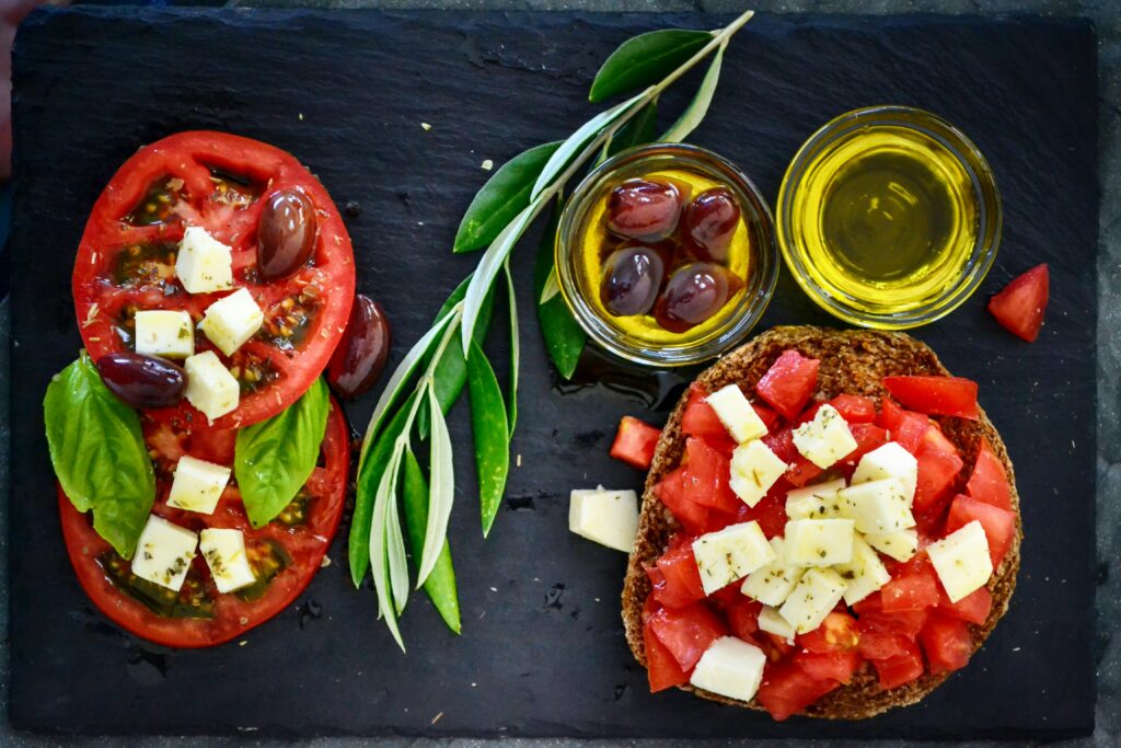 Taste Atlas: Μετά την «ψυχρολουσία» με το σουβλάκι, ο ντάκος δίνει ρεβάνς στην Ελλάδα