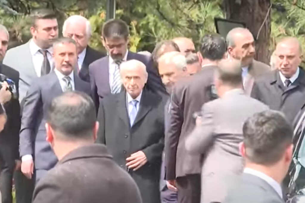 Τουρκία: Επανεμφάνιση Μπαχτσελί μετά από καιρό – Φανερά καταβεβλημένος (Βίντεο)