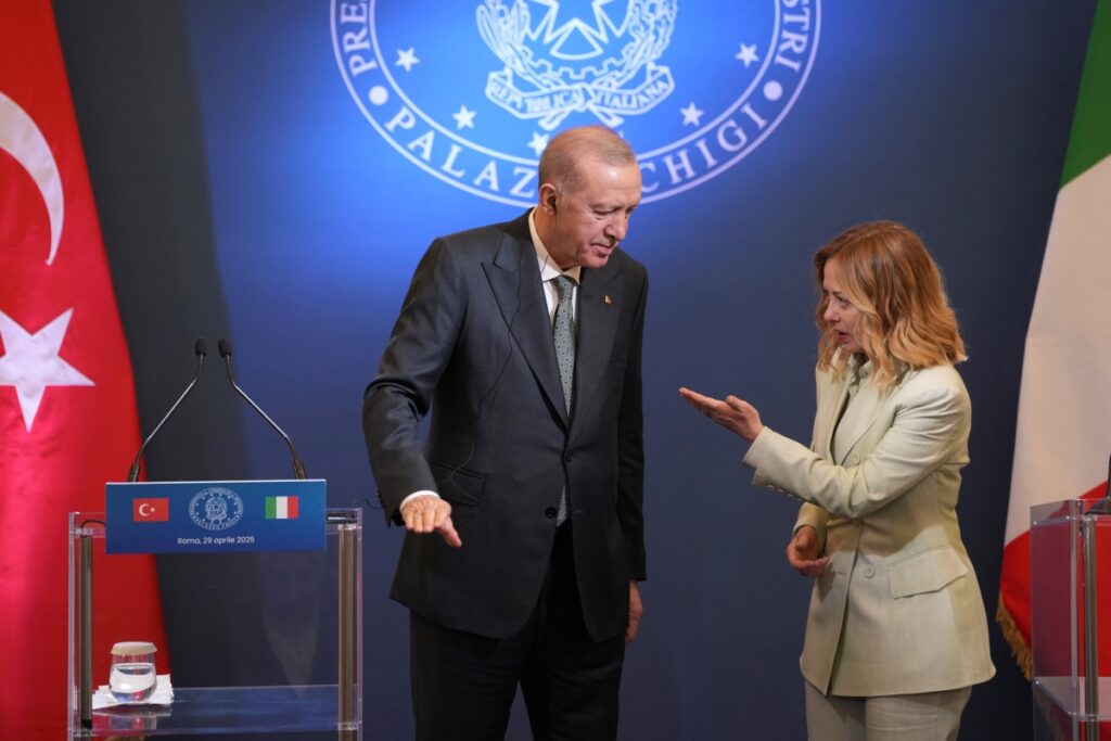 Ο Ερντογάν μαζί με την Μελόνι στη συνέντευξη Τύπου στην 4η Διακυβερνητική Σύνοδο Κορυφής Ιταλίας - Τουρκίας