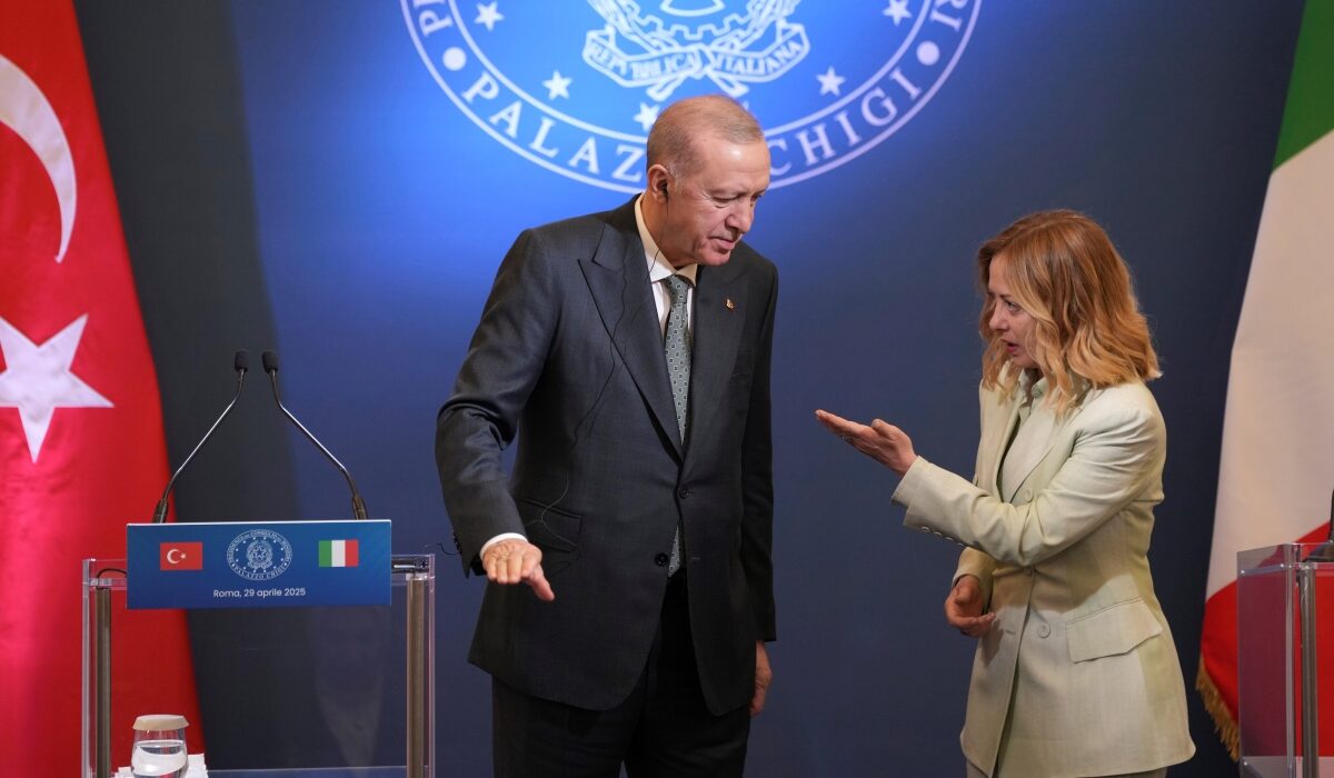Ο Ερντογάν μαζί με την Μελόνι στη συνέντευξη Τύπου στην 4η Διακυβερνητική Σύνοδο Κορυφής Ιταλίας - Τουρκίας