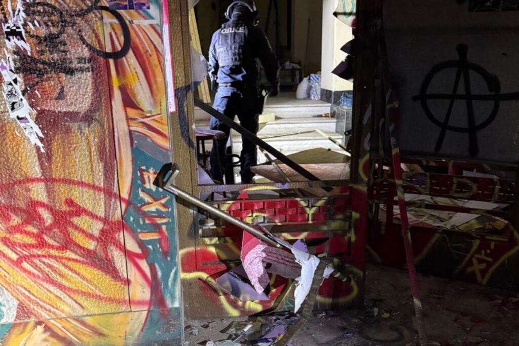 Τι βρήκε η ΕΛΑΣ στην κατάληψη στα Εξάρχεια – Φωτογραφίες
