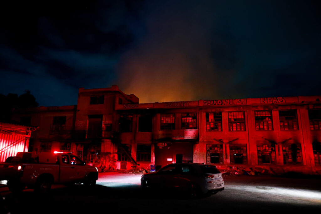 Φωτιά σε εγκαταλελειμμένο εργοστάσιο στα Άνω Πατήσια