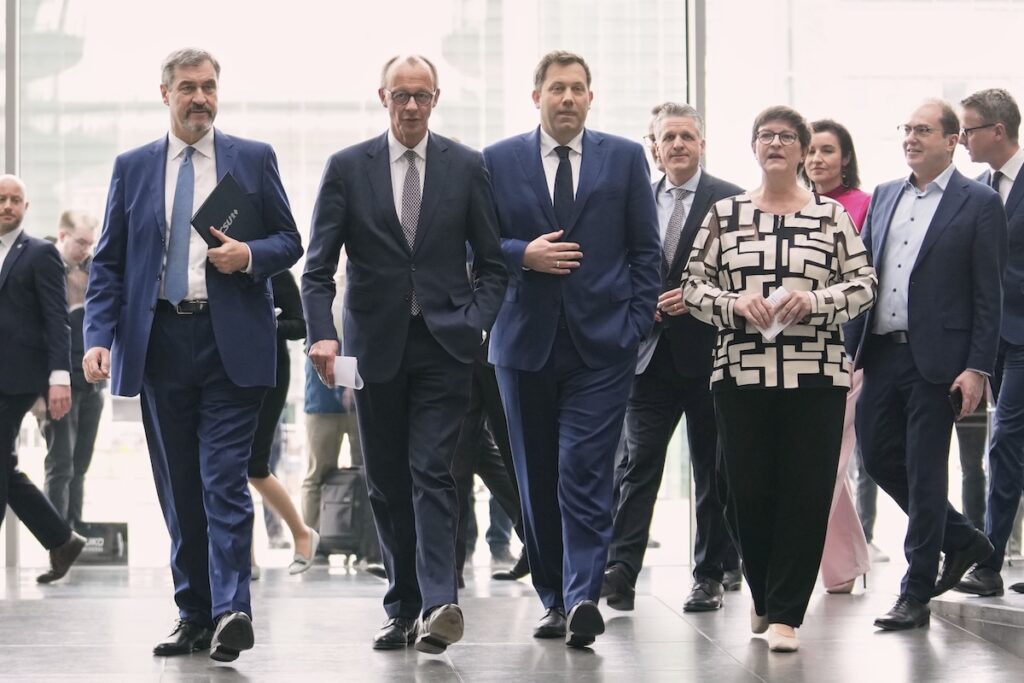 Ο Φρίντριχ Μερτς, ο Λαρς Κλινγκμπάιλ και η Σάσκια Έσκεν στη Γερμανία, 9 Απριλίου 2025