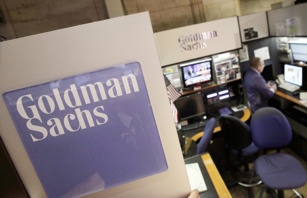Goldman Sachs: Αυξάνεται ο κίνδυνος ύφεσης της αμερικανικής οικονομίας λόγω των δασμών Τραμπ