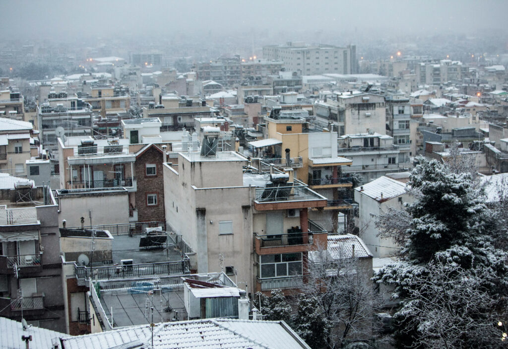 Κρύο, καταιγίδες και χιόνια σε χαμηλά υψόμετρα για 3 μέρες: Συναγερμός από την ΕΜΥ – Τι θα γίνει στην Αθήνα