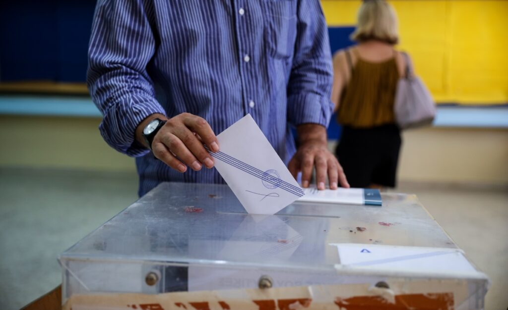 Real Polls: Ανακάμπτει η ΝΔ – Εκτινάσσεται στο 17,9% η Πλεύση Ελευθερίας