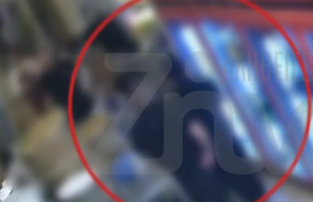 Γλυφάδα: Ιδιοκτήτης μαγαζιού χτυπά εργαζόμενο – Βίντεο ντοκουμέντο