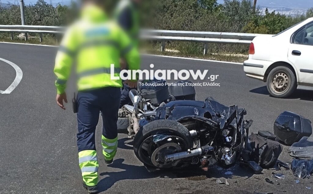 Σοβαρό τροχαίο στη Λαμία: Μηχανή διαλύθηκε μετά από σφοδρή σύγκρουση με αυτοκίνητο (εικόνες)