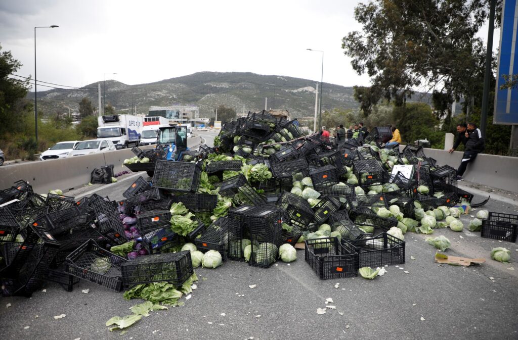 Κλειστή για ώρες η Αθηνών – Κορίνθου στο ρεύμα προς Αθήνα – Γέμισε με λάχανο ο δρόμος