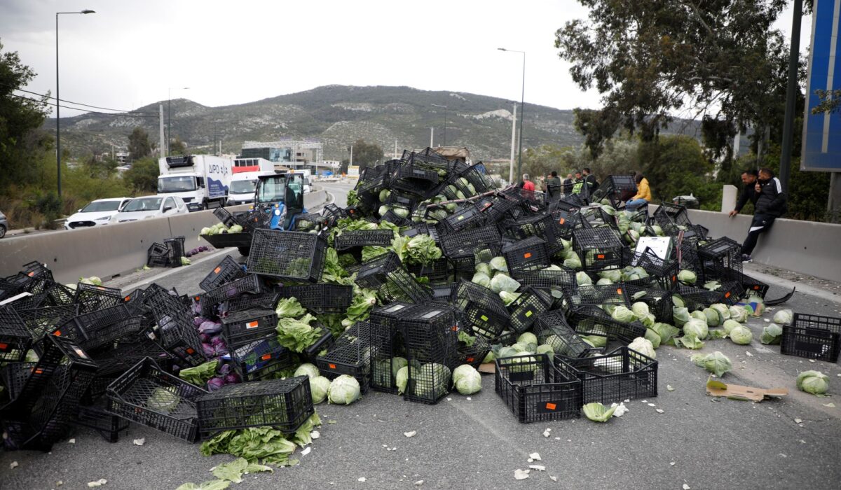 Κλειστή για ώρες η Αθηνών – Κορίνθου στο ρεύμα προς Αθήνα – Γέμισε με λάχανο ο δρόμος