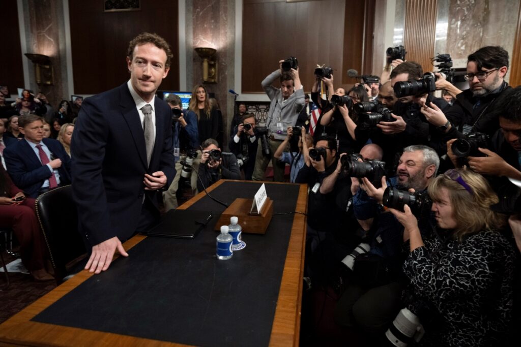Από το σκάνδαλο της Cambridge Analytica στη δίκη των 8 δισ.: Οι επενδυτές των Facebook, Instagram και WhatsApp κατά Ζούκεμπεργκ