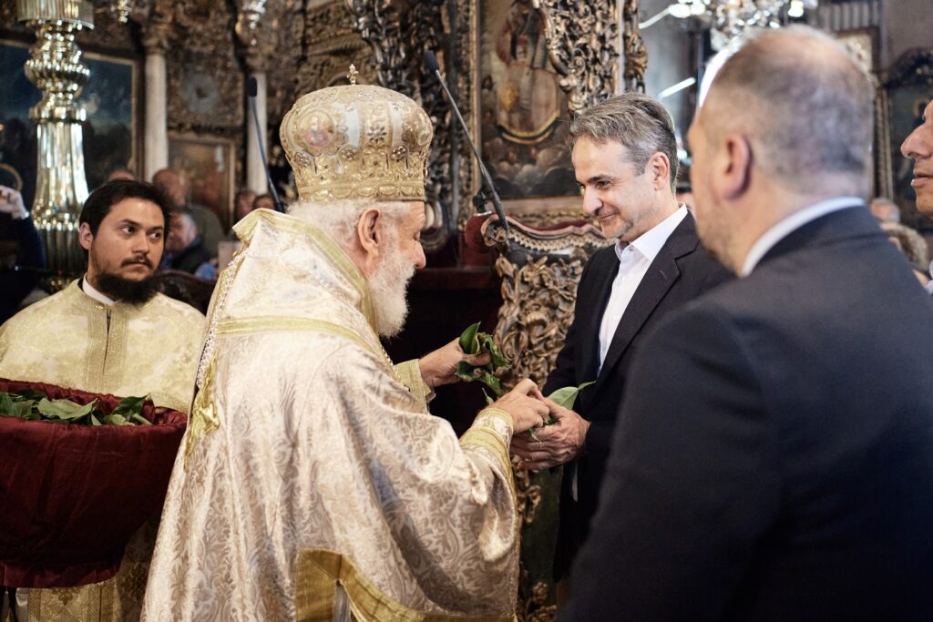 Την «Πρώτη Ανάσταση« στην Τήνο παρακολούθησε ο Κυριάκος Μητσοτάκης – Η συνομιλία με τον Δωρόθεο