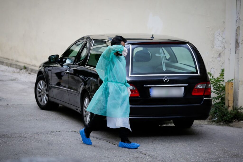 Χειροπέδες σε πρώην υψηλόβαθμους της ιατροδικαστικής υπηρεσίας και αστυνομικό – «Μαύρες» μπίζνες με νεκροθάφτες