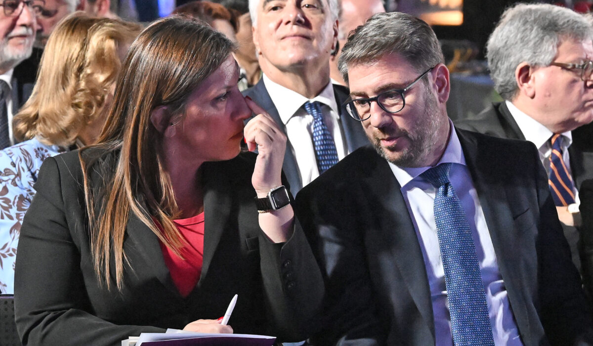 Δημοσκόπηση: Επιστροφή του ΠΑΣΟΚ στη δεύτερη θέση – Πτώση για την Πλεύσης Ελευθερίας
