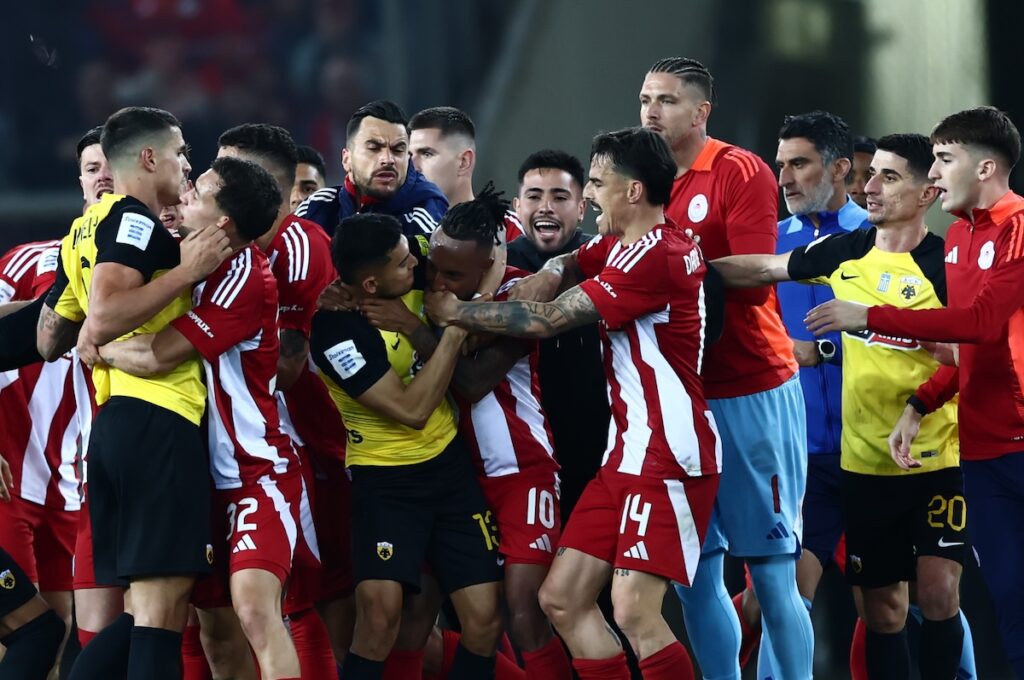 Ολυμπιακός – ΑΕΚ 1-0: Σύρραξη στο τέλος του αγώνα – Ο Ελ Κααμπί έστεψε πρωταθλητές τους «ερυθρόλευκους»