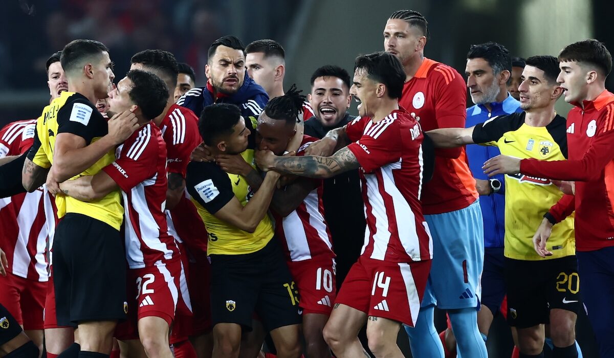 Ολυμπιακός – ΑΕΚ 1-0: Σύρραξη στο τέλος του αγώνα – Ο Ελ Κααμπί έστεψε πρωταθλητές τους «ερυθρόλευκους»