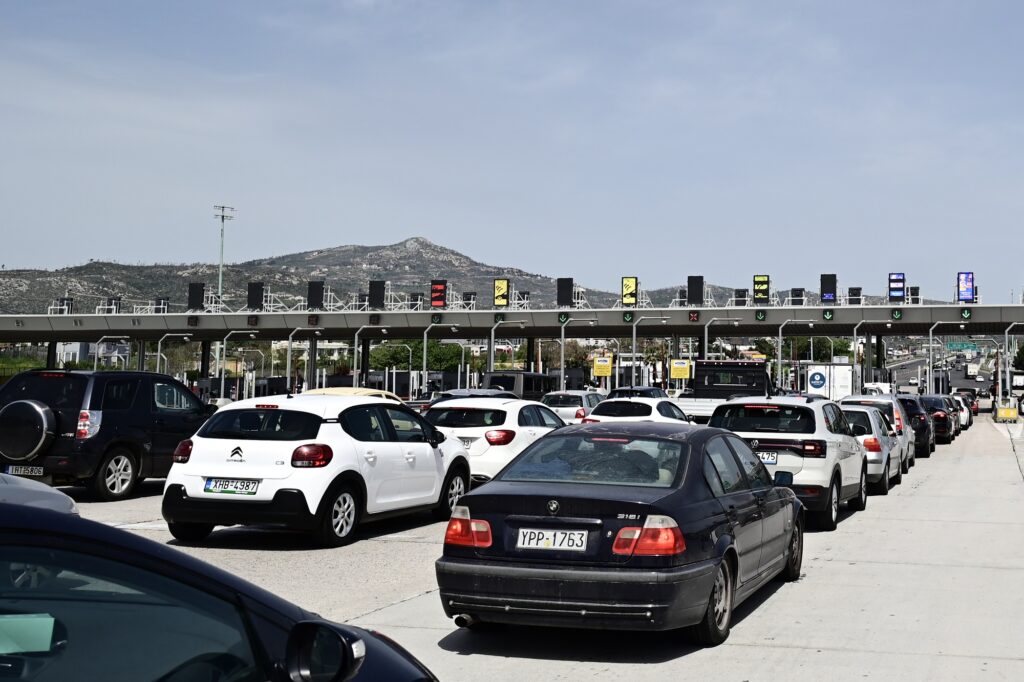 Έξοδος Πάσχα: Ουρές και καθυστερήσεις στα διόδια της Ελευσίνας – Χαμηλές ταχύτητες στην εθνική