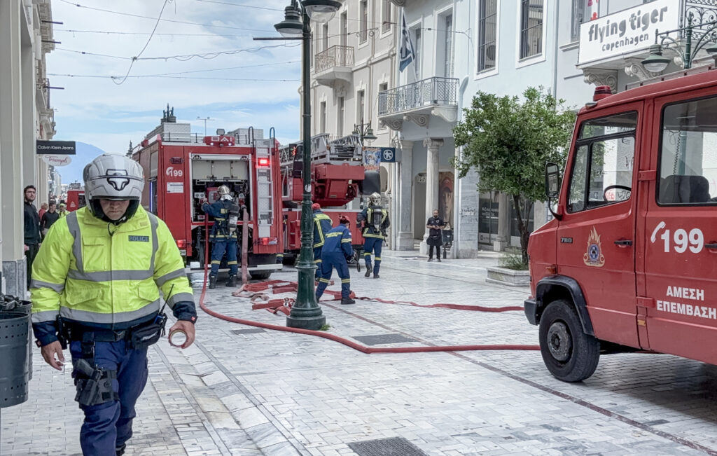 Φωτιά στο ξενοδοχείο Galaxy και το κατάστημα Zara στο κέντρο της Πάτρας